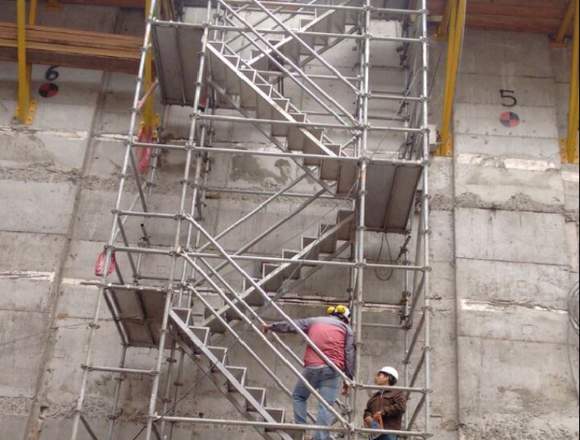 Andamios con Escaleras de Acceso / SERMAQUI 