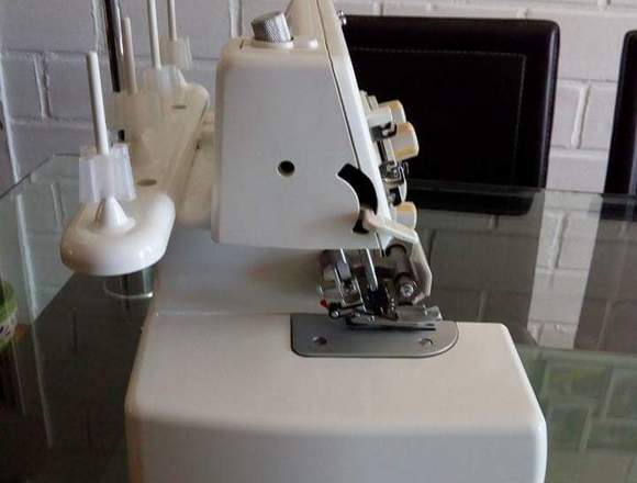 Maquina de coser Overlock marca Toyota NUEVA