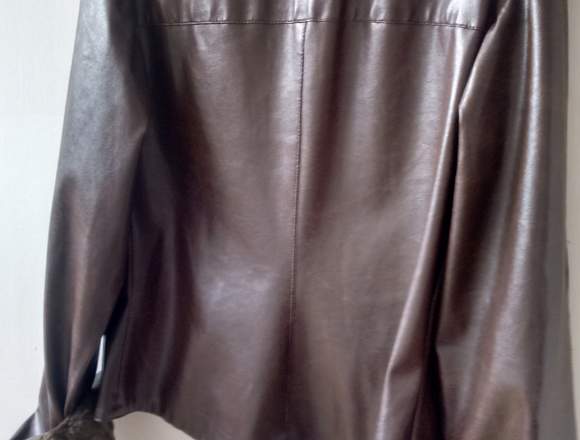 Vendo moderna chaqueta de cuero italiana nueva