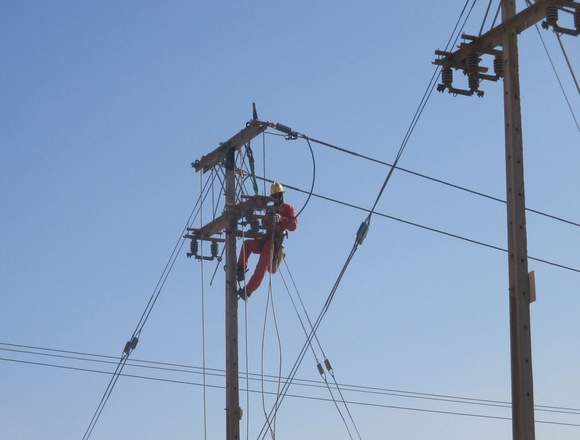 Construcción de líneas y redes en MT y BT