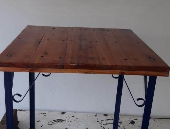 Mesa  de madera y hierro