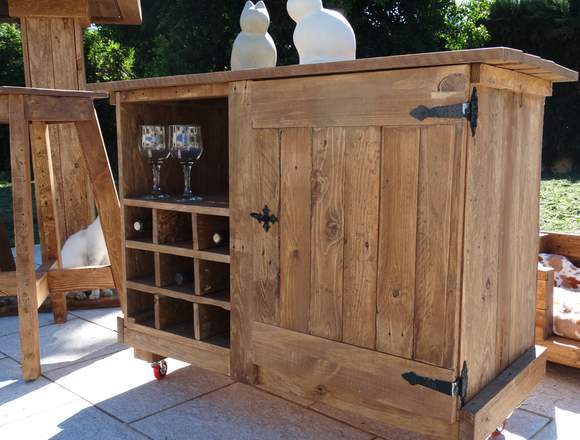 Mueble de madera nuevo con botellero