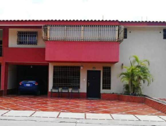 En venta Townhouse de dos niveles 336 M2 de lujo.