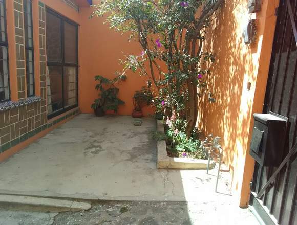  ¡LINDA CASA SOLA UN NIVEL EN LOMAS DE CORTES!