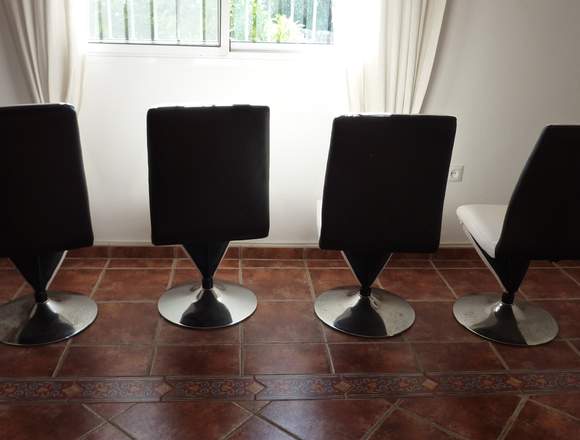 Conjunto de 4 sillas en color blanco y negro