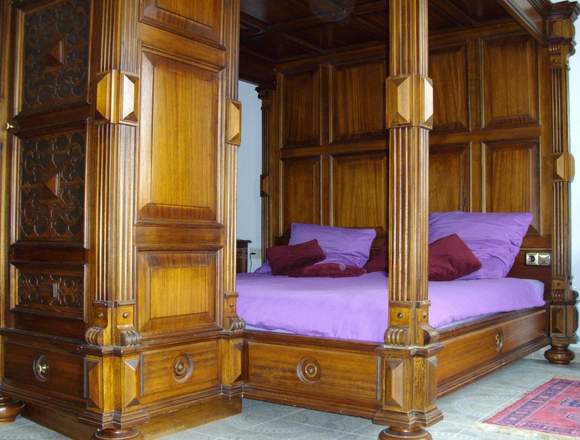 Cama de matrimonio único en estilo antiguo