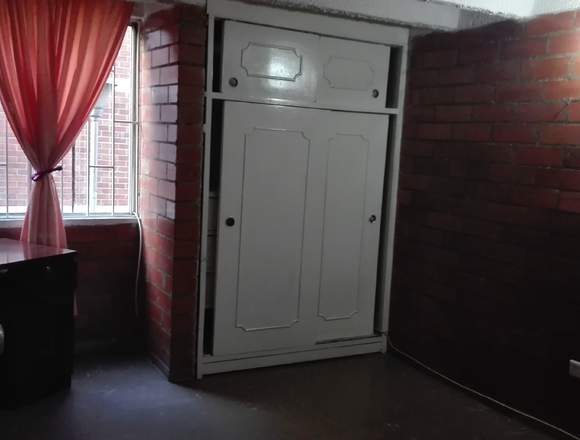 SE COMPARTE APARTAMENTO CON HABITACIÓN AMPLIA