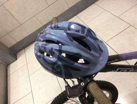 DE OPORTUNIDAD- NUEVA: Bicicleta de niña con casco