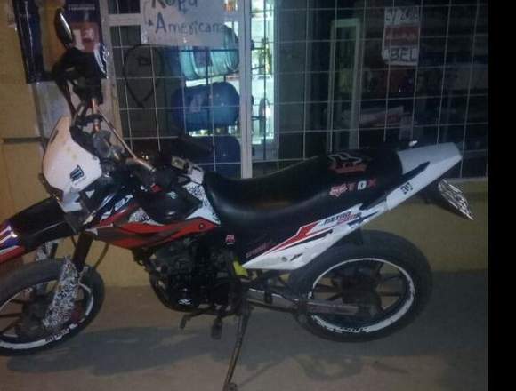 en venta a buen precio moto axxo 200