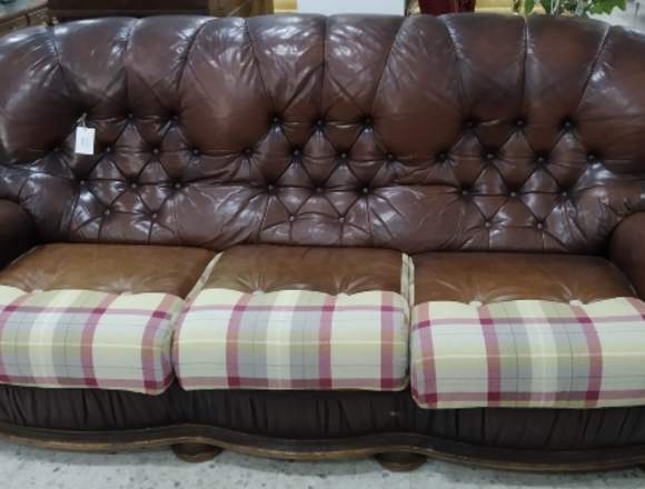 sofa en piel y tela de cuero y cuadros 