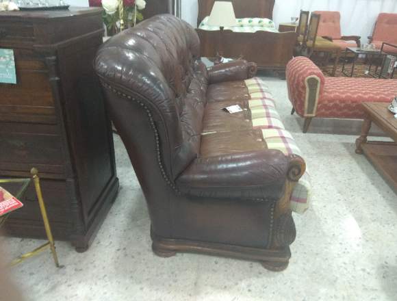  SILLÓN DE CUERO Y CUADROS 