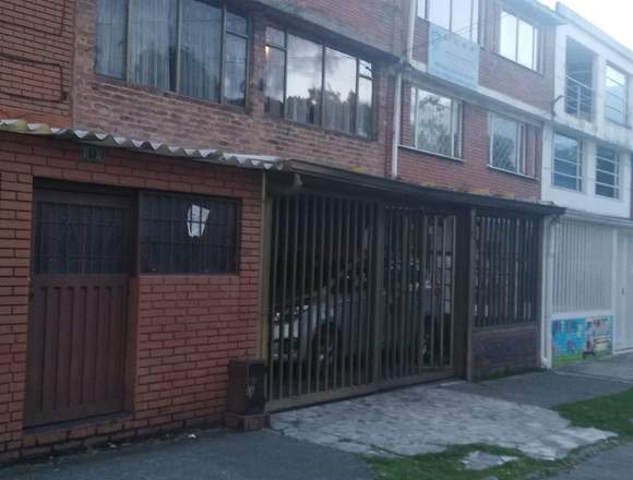 Aproveche casa frente al parque carabelas