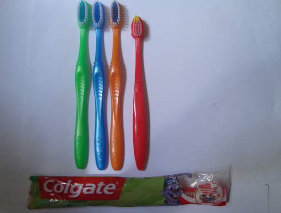 CEPILLO DENTAL COLGATE EN 4 COLORES 100 PZ. $ 210