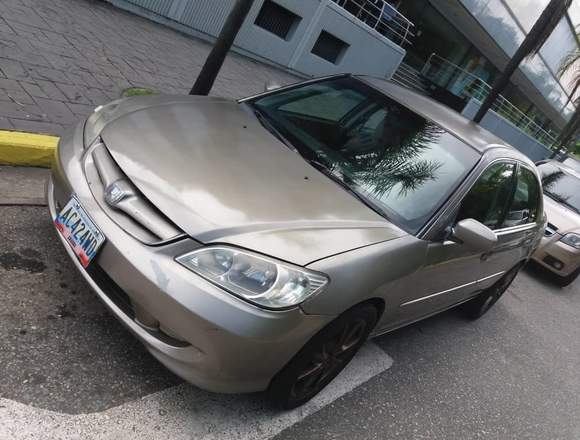 Honda civic año2004  pocos detalles buen precio