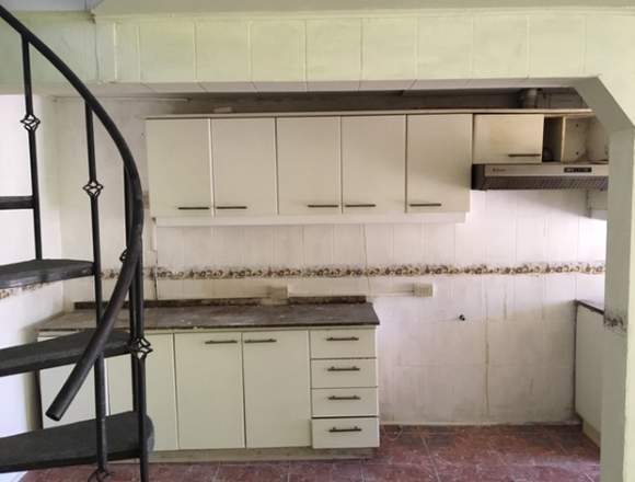 SE VENDE CASA DE DOS PISOS 5 HABITACIONES 140 MT2