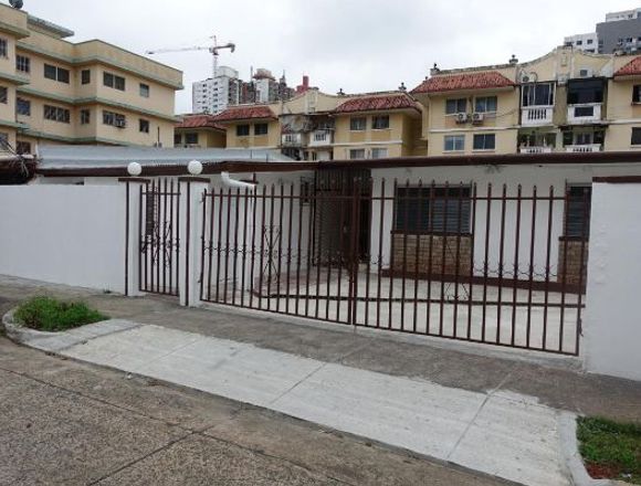 19-2362 AF Se vende gran casa en Hato Pintado