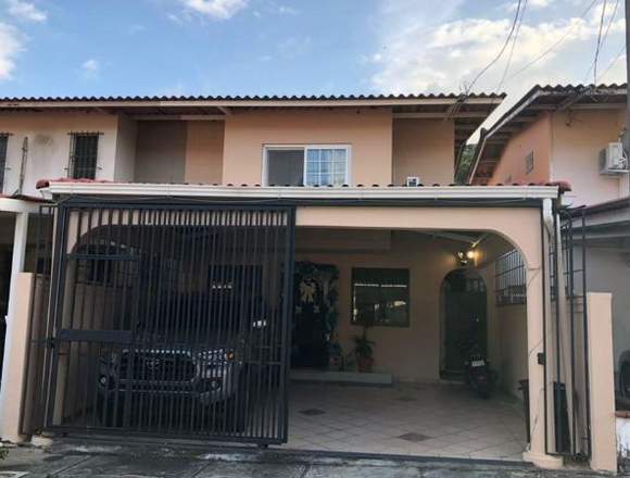 17-7033 AF Se vende amplia casa en Condado del Rey