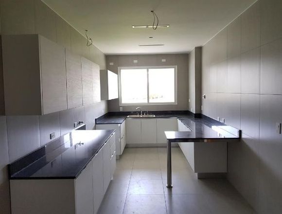 18-586 AF En Santa María se vende bella casa