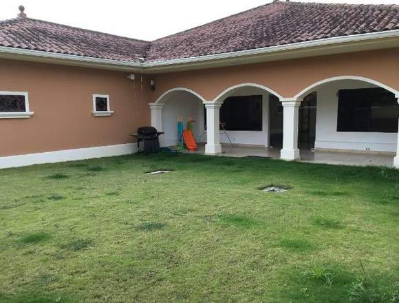 18-3309 AF A la venta amplia casa en Costa Sur