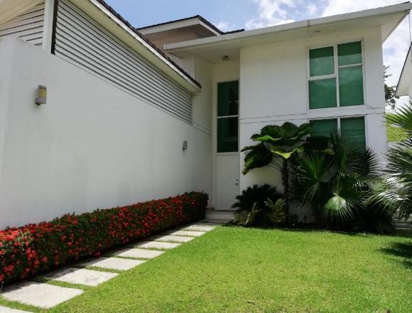 18-5912 AF Gran casa en venta en Altos de Panamá