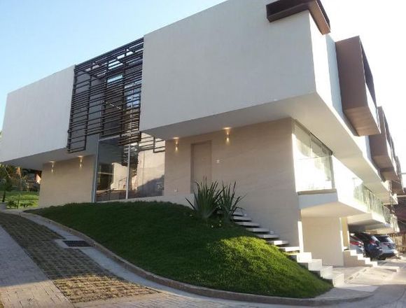 19-540 AF Espectacular casa se vende en Clayton