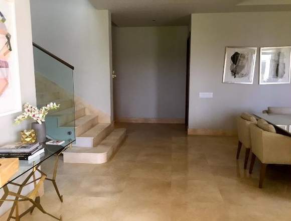 19-1090 AF Grandiosa casa en Sta. María se vende