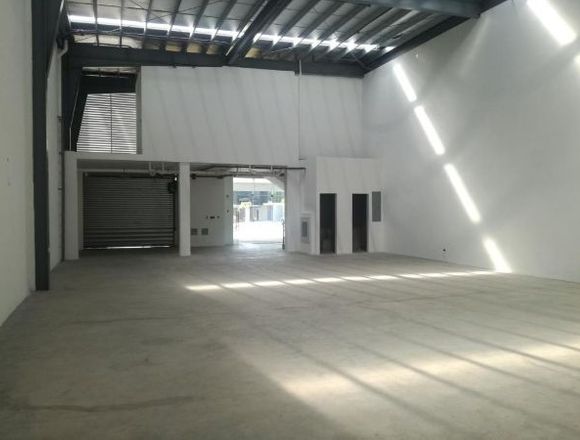 19-1372 AF Se vende ofi bodega en Parque Lefevre