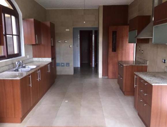 19-2137 AF Se vende grandiosa casa en Costa Sur