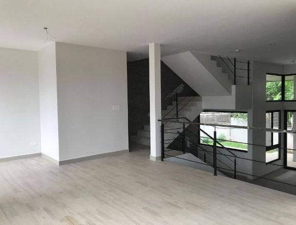 19-3313 AF Nueva casa se vende en San Francisco