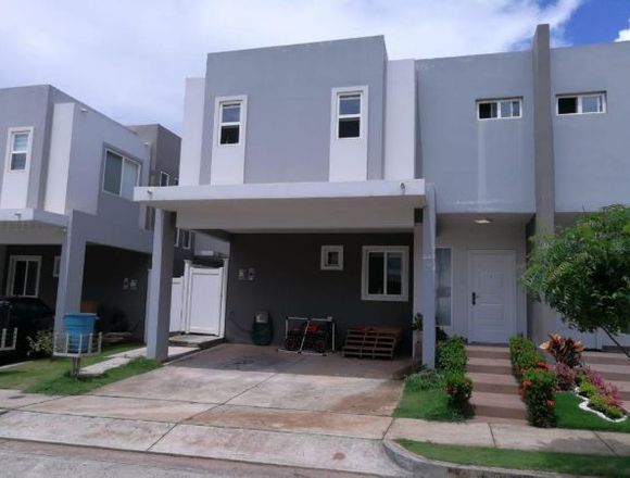 19-5833 AF Venta cómoda casa en Brisas del Golf