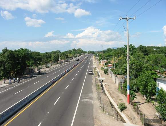 Alquilo Bodegas y casa,carretera  panamericana  