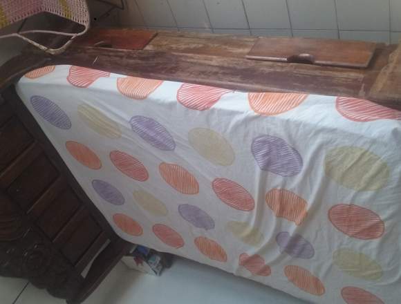 Cama de madera con colchón 