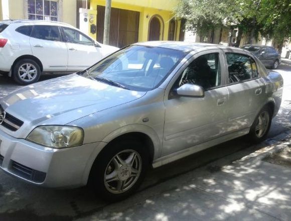 Astra Sedan gris 2004