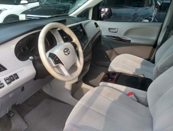 TOYOTA SIENNA XLE 2014