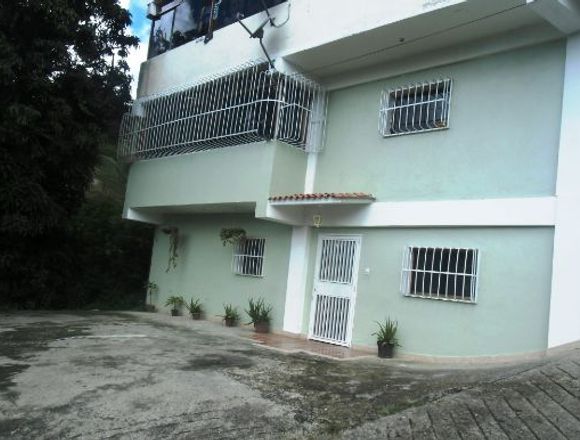 Bello Townhouse en Los Teques 