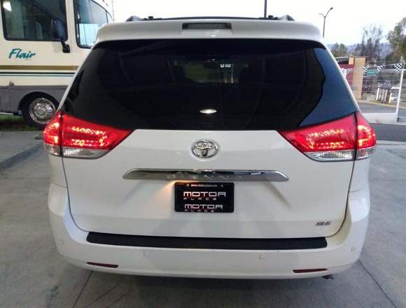 Toyota Sienna XLE 2011