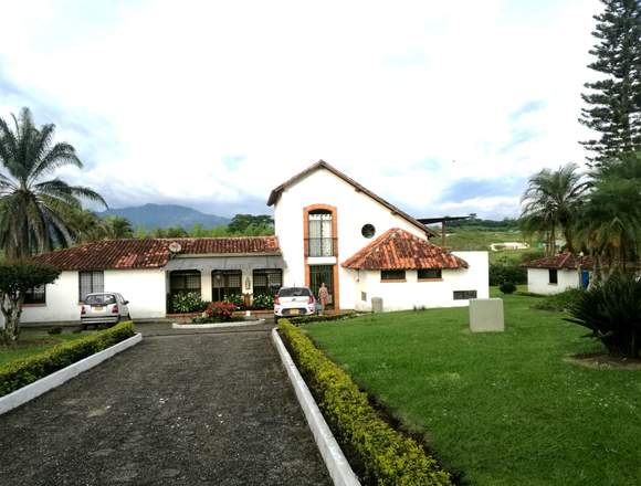 Finca en venta con zona social hermosa en Cerritos