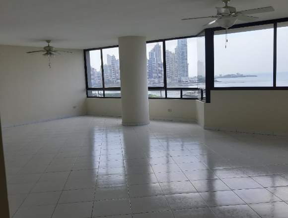 Alquilo apartamento ubicado en Avenida Balboa