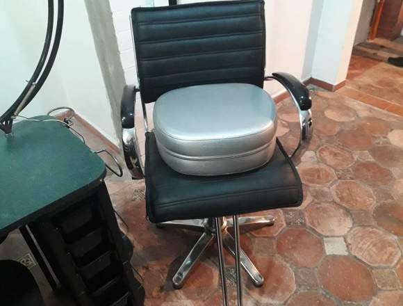 Silla peluquería y mesa