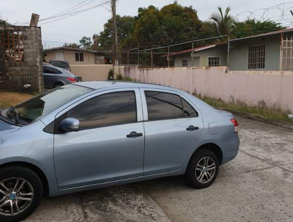 Toyota yaris 2012 celeste negociable