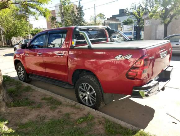 TOYOTA HILUX 2.8 4X4 SRX ROJA- AÑO 2016 **