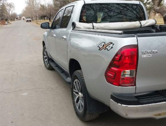 TOYOTA HILUX  2.8 4X4 SRX GRIS AUTOMATICA