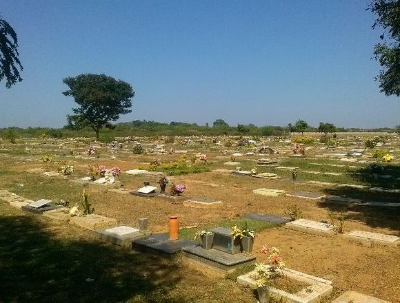 Parcela de dos puestos en Cementerio