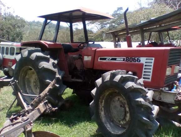 Maquina agrícola Tractor Fiat 666 con caja de 8066