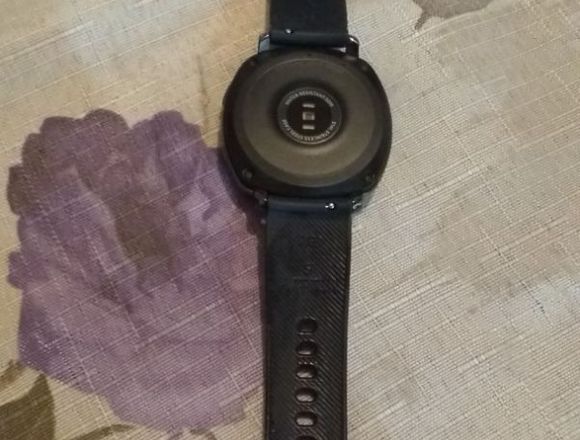 Reloj Samsung Gear Sport con su cargador 