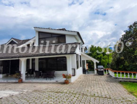 INCREÍBLE casa con amplio terreno en Tumbaco