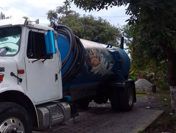 AGUA 100% POTABLE EN CAMIONES CISTERNA