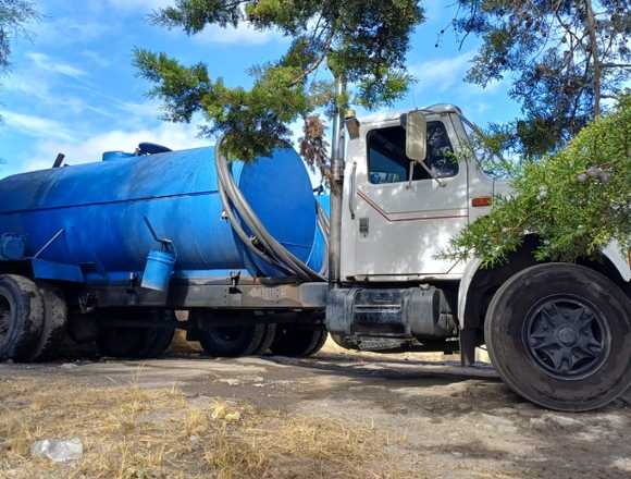 DISTRIBUCIÓN DE AGUA POTABLE EN CAMIONES CISTERNA 