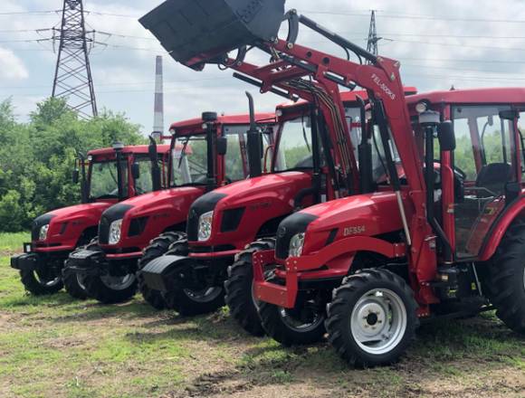 tractor nuevo  con cargador frontal incorporado 