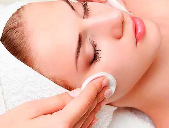 Limpieza facial profunda en Salones Carolinas: